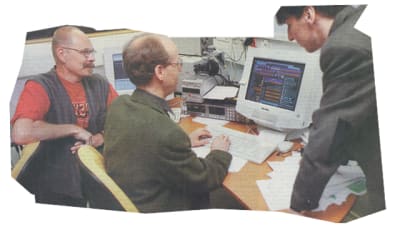 Ole Holmberg, Hans-Åke Manelius och Kjell Ekholm visar upp datorn som planerar musik på Radio Extrem.