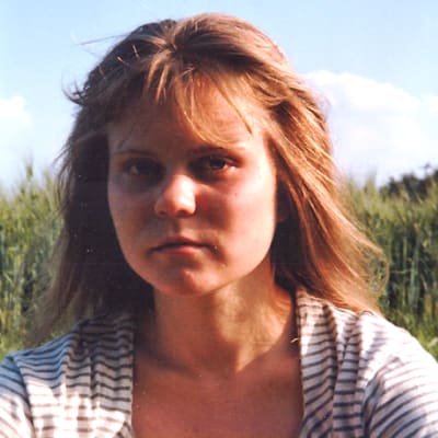 Pälvi Rantala teini-ikäisenä kesällä otetussa kuvassa. 