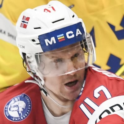 Alexander Bonsaksen i närkamp med en svensk i VM.