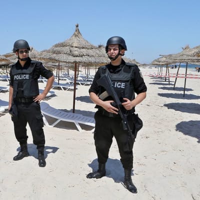 Tunisian turvallisuuspalvelun henkilöstöä.