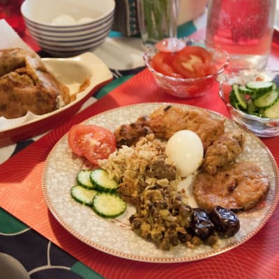 Mustia papuja, friteerattua kanaa ja munakoisoa, kananmunia, herkkuriisiä ja taateleita sekä erilaisia makeita jälkiruokia. Ramadan - ateria on muslimien "jouluruokaa".