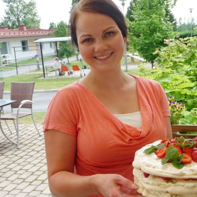 Heidi Harjula esittelee mansikkatäytekakkua
