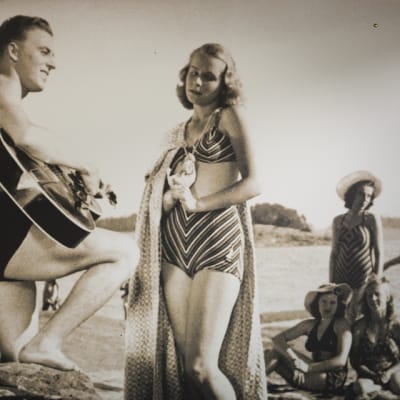 Olavi Virta ja Kyllikki Forsell elokuvassa Nuoria ihmisiä vuonna 1943. 