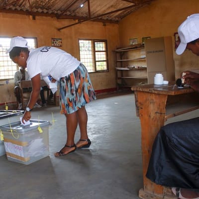 Vaalityöntekijät töissä vaalihuoneistossa Bujumburassa, Burundissa.