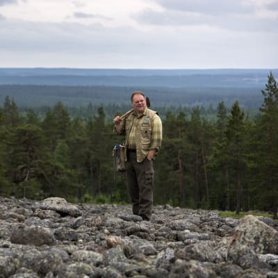 GTK:n tutkija Tapio Kananoja Kristiinankaupungin Pyhävuorella sijaitsevalla pirunpellolla. 