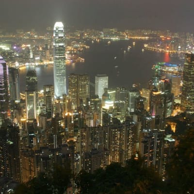 Iltanäkymä Victoria Peakiltä kohti Hongkongin saarta ja Kowloonin niemimaata vuonna 2004.