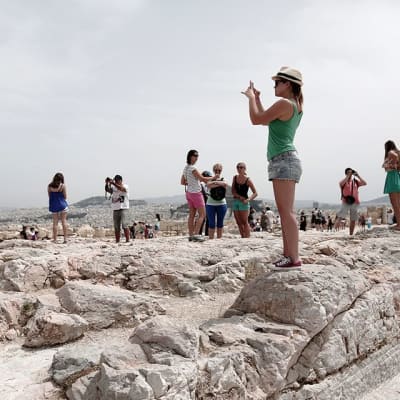 Turisteja Akropoliilla Ateenassa 18. kesäkuuta 2014.