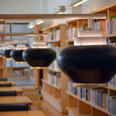 Aallon kirjaston kaikki lamput otettiin irti ja kunnostettiin. Mustikkalappuja säilytettiin 30-vuotta varastossa.