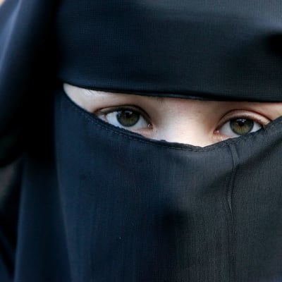 Naisen yllä burka ja nigaabs.