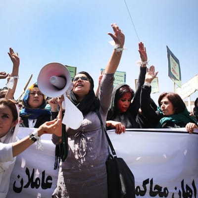 Afgaaninaiset vaativat oikeutta maaliskuussa surmatulle naiselle Kabulissa, Afganistanissa 27. huhtikuuta.