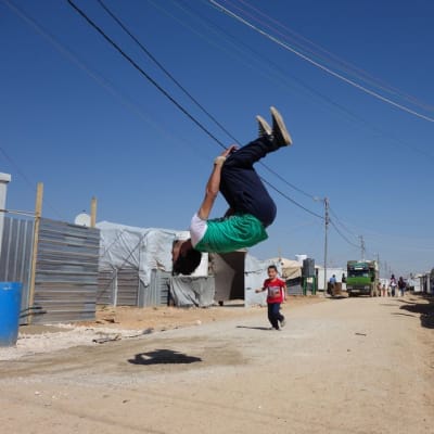  Anwar Abu Alnoor, 25, toimii sirkuskouluttajana Zaatarin  pakolaisleirillä.