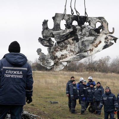 MH17 jäännöksiä raivataan Grobovon kylässä, Itä-Ukrainassa 16. marraskuuta.