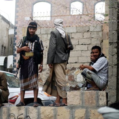 Jemenin presidentin Abdo Rabbon aseistautuneita kannattajia Taizin kaupungissa Jemenissä 4. toukokuuta.
