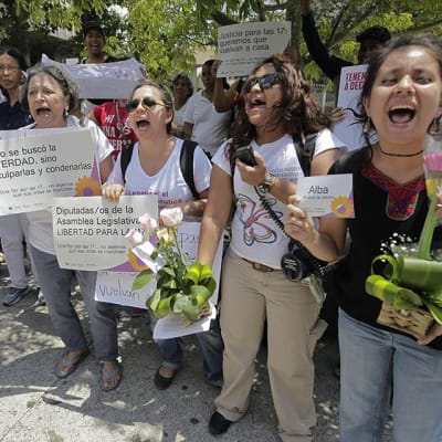 Aborttioikeuden puolustajia El Salvadorissa huhtikuussa 2014. 