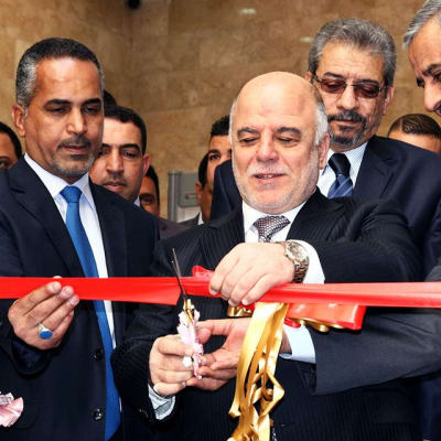 Irakin pääministeri Haider al-Abadi (kuvassa keskellä) leikkasi punaisen nauhan Irakin kansallismuseon avaamisen merkiksi Bagdadissa 28. helmikuuta.