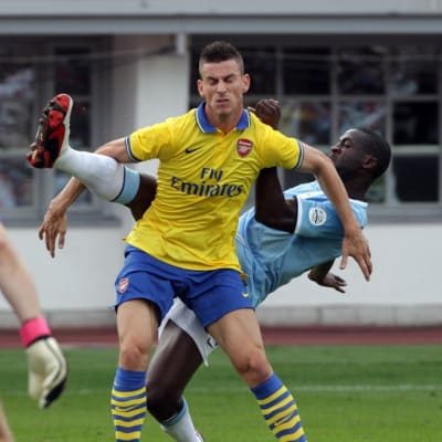 Arsenalin Laurent Koscielny ja Manchester Cityn Yaya Toure vääntävät maalin edessä.