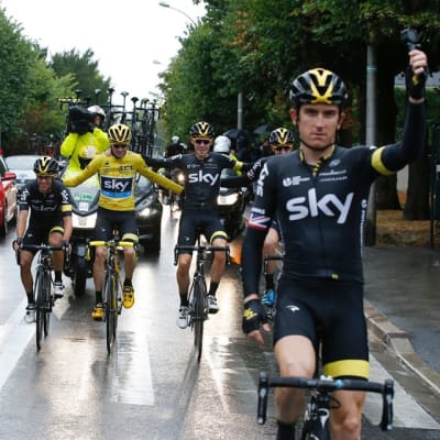 Chris Froome juhlisti toista Ranskan ympäriajon voittoaan Sky-tallinsa kanssa.