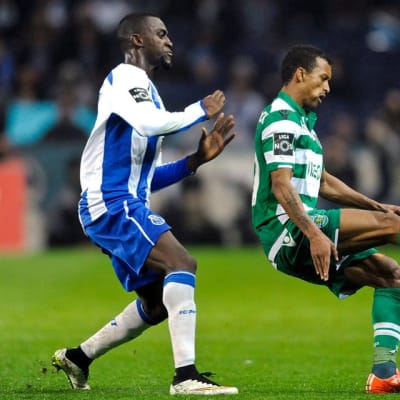 Porto's Jackson Martinez (L) vies for the ball with Sporting's Nani (R).jpg