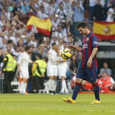 Barcelonan Lionel Messi kävelee pomputtaen palloa.