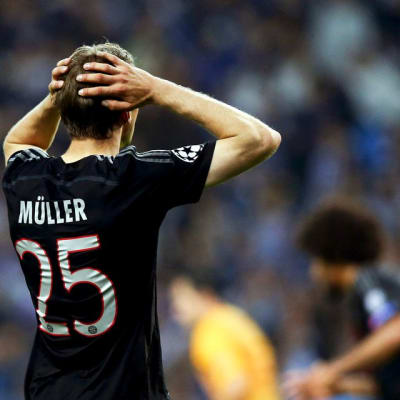 Thomas Müller pitelee päätään Mestarien liigan ottelussa.