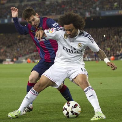 Realin Marcelo (oik.) kamppailee pallosta Barcelonan Lionel Messin kanssa El Clasicossa 22.3.2015 