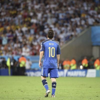 Argentiinan Lionel Messi kävelee kentällä.