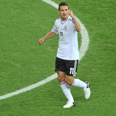 Saksan maajoukkueen Miroslav Klose tuulettaa maaliaan.