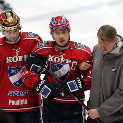 Ville Peltonen sai rajun tärskyn päähänsä Jokerit-ottelussa 23.2. 2013
