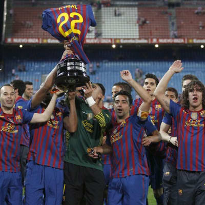 Barcelonan joukkue juhli Espanjan cupin voittoa käärimällä Eric Abidalin paidan pokaalin päälle