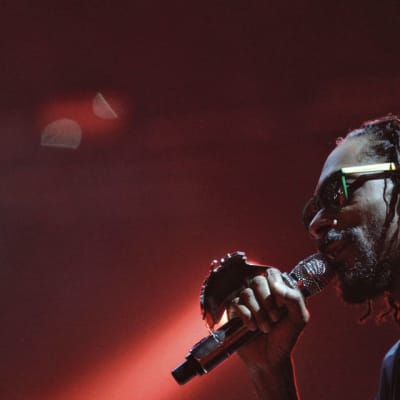 Snoop Dogg mikrofoni kädessään esiintymässä.