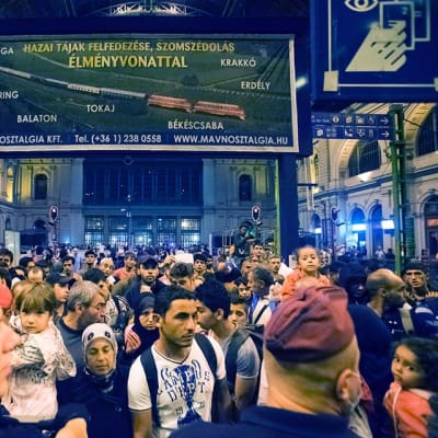 Siirtolaiset odottavat Saksaan lähtevää junaa Budapestin Keletin asemalla.