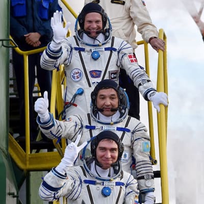 Miehistön jäsenet ylhäältä alas, tanskalainen Andreas Mogensen, kazakstanilainen Aydyn Aimbetov ja venäläinen Sergei Volkov.