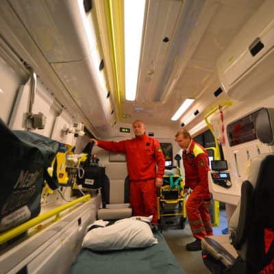 Sairaankuljettaja Heikki Korppi ja lääkintäesimies Eero Väyrynen ambulanssissa.