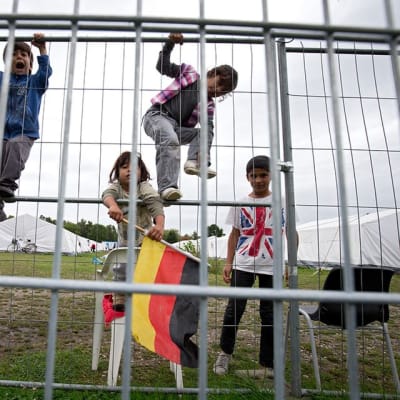 Lapset kiipeilivät pakolaiskeskuksen aidalla Hampurissa, Saksassa 16. syyskuuta.