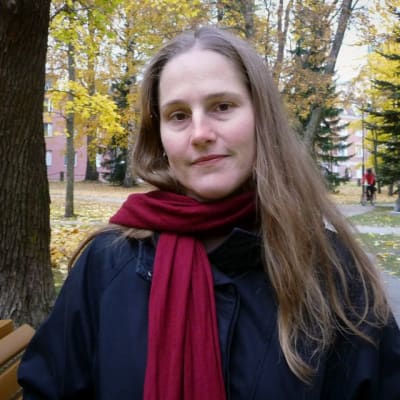 Alexandra Salmela puistossa
