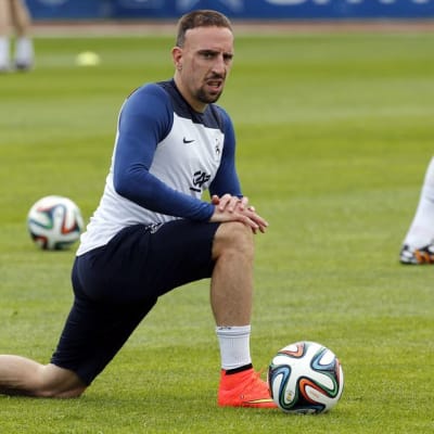 Ranskan Franck Ribery venyttelee.