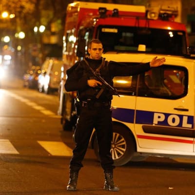 Poliisi partio Saint Antoine sairaalan läheisyydessä Pariissa.