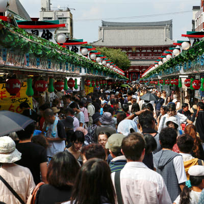 Kiinalaisia turisteja Tokion Asakusassa, Japanissa.