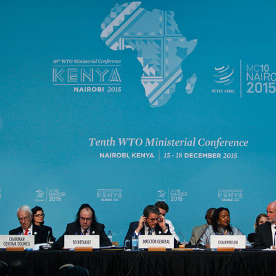 Maailman kauppajärjestön (WTO) pääjohtaja Roberto Azevedo on keskellä kuvaa.