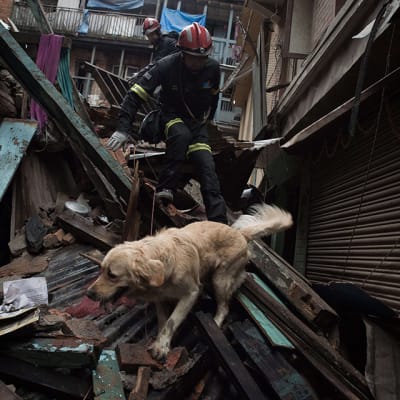 Espanjalaiset pelastustyöntekijät etsivät ihmisiä raunioista Kathmandussa 28. huhtikuuta.