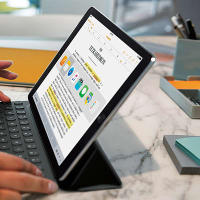 Applen työntekijä esitteli iPad Pro -taulutietokonetta lehdistötilaisuudessa Kaliforniassa maanantaina.