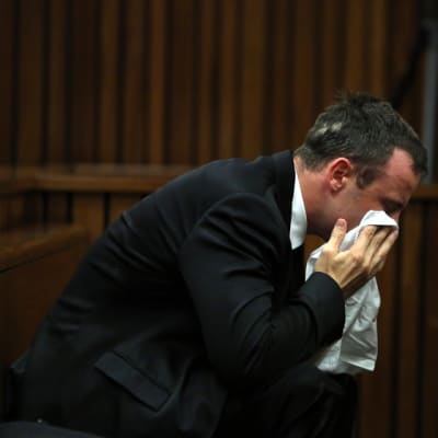 Pistorius itkee oikeussalissa.