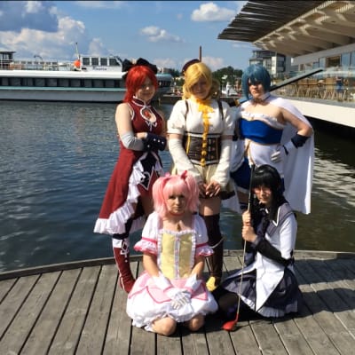 Viisi tyttöä animehahmoiksi pukeutuneena