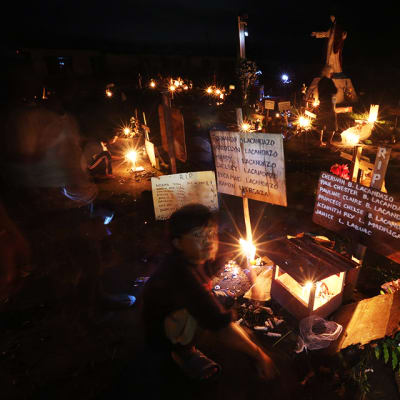 13-vuotias Rex del Pilar vieraili kymmenen taifuunissa kuolleen sukulaisensa haudalla joulupäivänä.