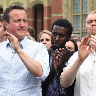 Cameron ja Farran taputtavat paitahihasillaan väkijoukossa. 