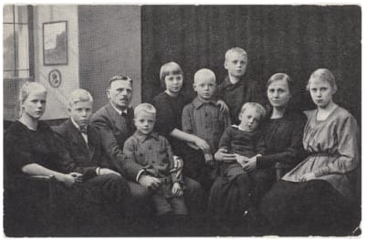 Riksdagsmannen Vilho Reima tillsammans med sin familj.
