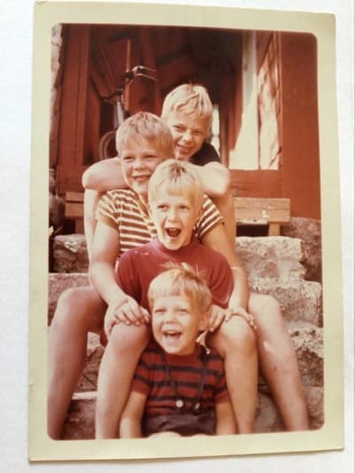 Riko Eklundh och hans bröder. 4 blonda pojkar sitter på en trappa.