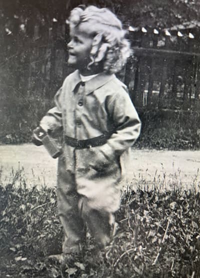 Juhani Riekkola 3-vuotiaana filmirulla kädessä vuonna 1935.