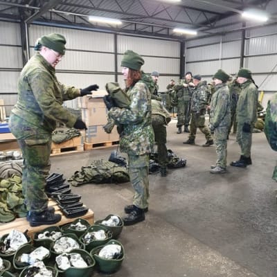Det delas ut utrustning på grundkursen för soldater, kvinnliga deltagare får ta emot ryggsäckar och hjälmar. 