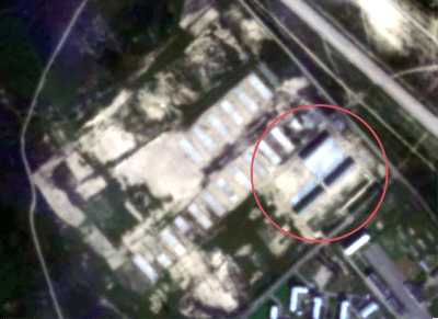 Huonolaatuinen satelliittikuva johon on ympyröity kolme rakennusta.